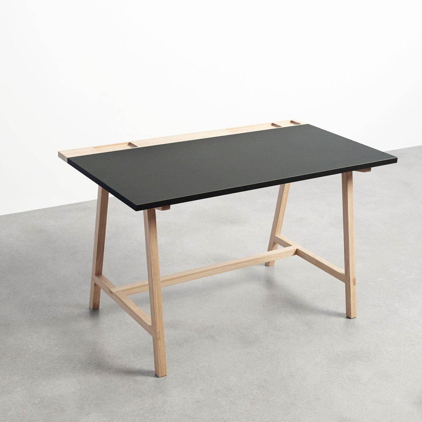 D1 Schreibtisch Anthrazit