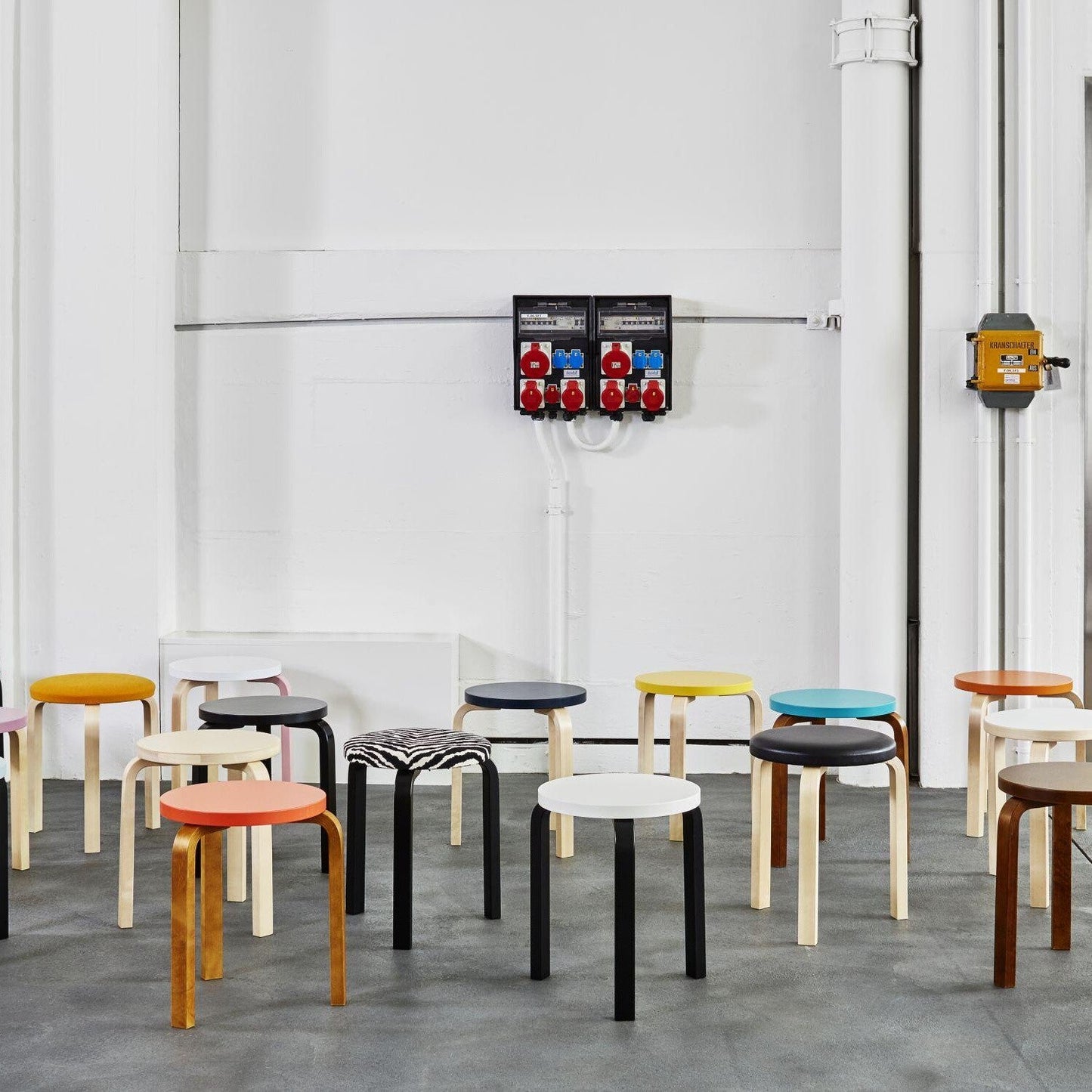 60 Hocker Gestell klar lackiert Schwarz