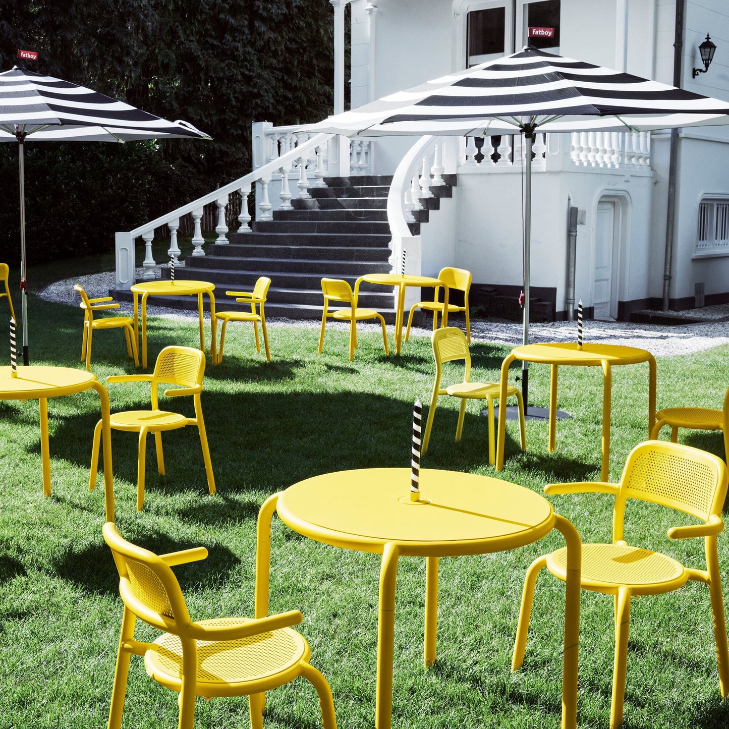Toní Bistrotisch + Gartenarmlehnstuhl Anthrazit