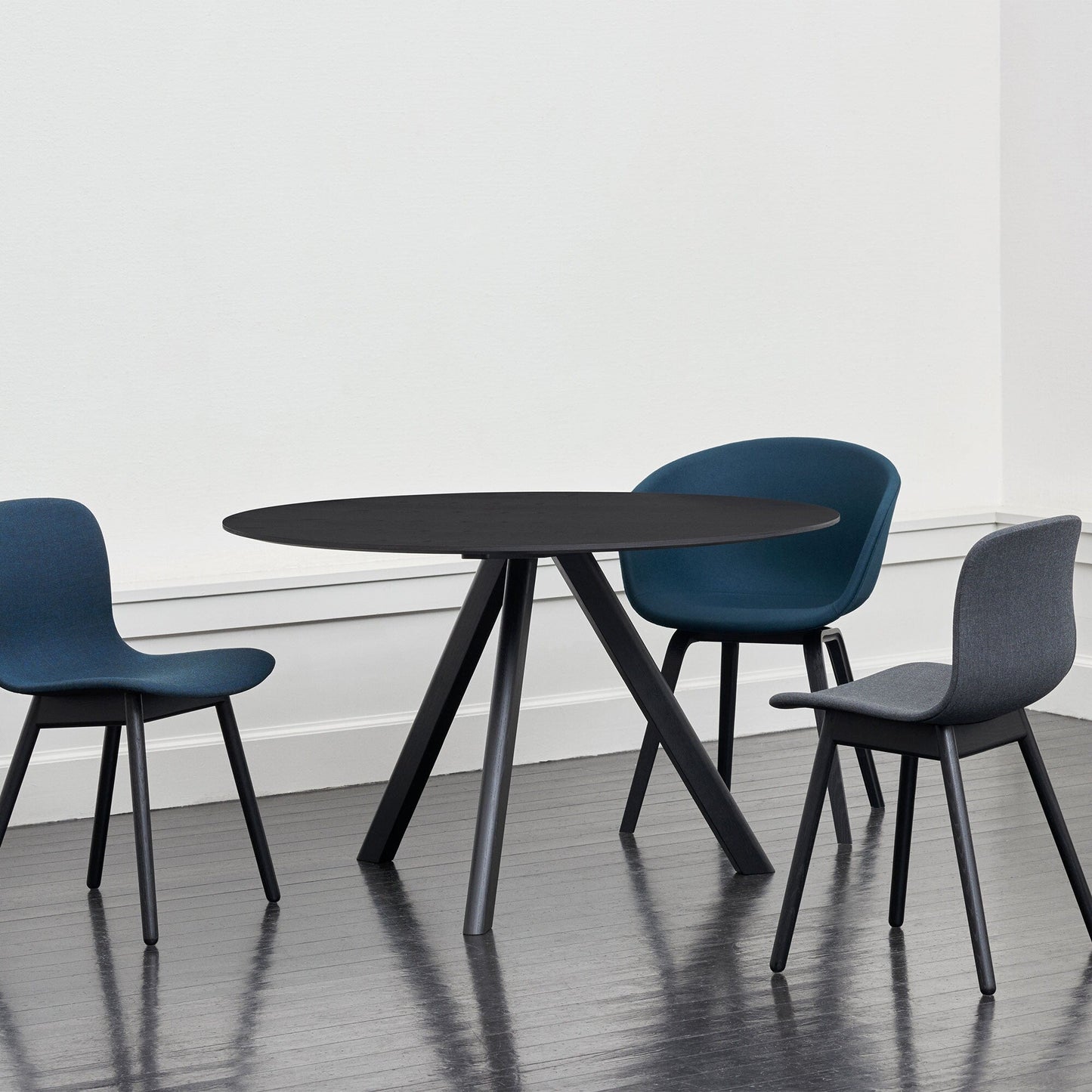 Copenhague CPH 20 2.0 Esstisch Linoleum Ø120cm Schwarz