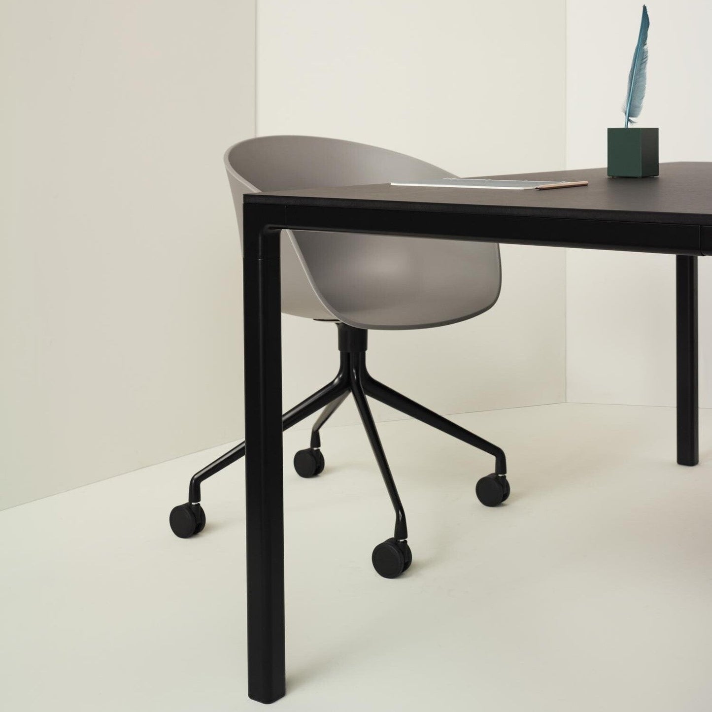 T12 Konferenztisch Linoleum Schwarz