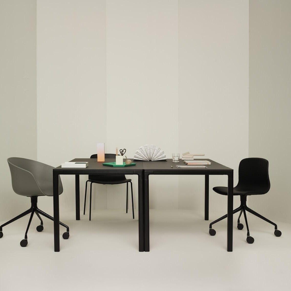 T12 Tisch Linoleum Schwarz