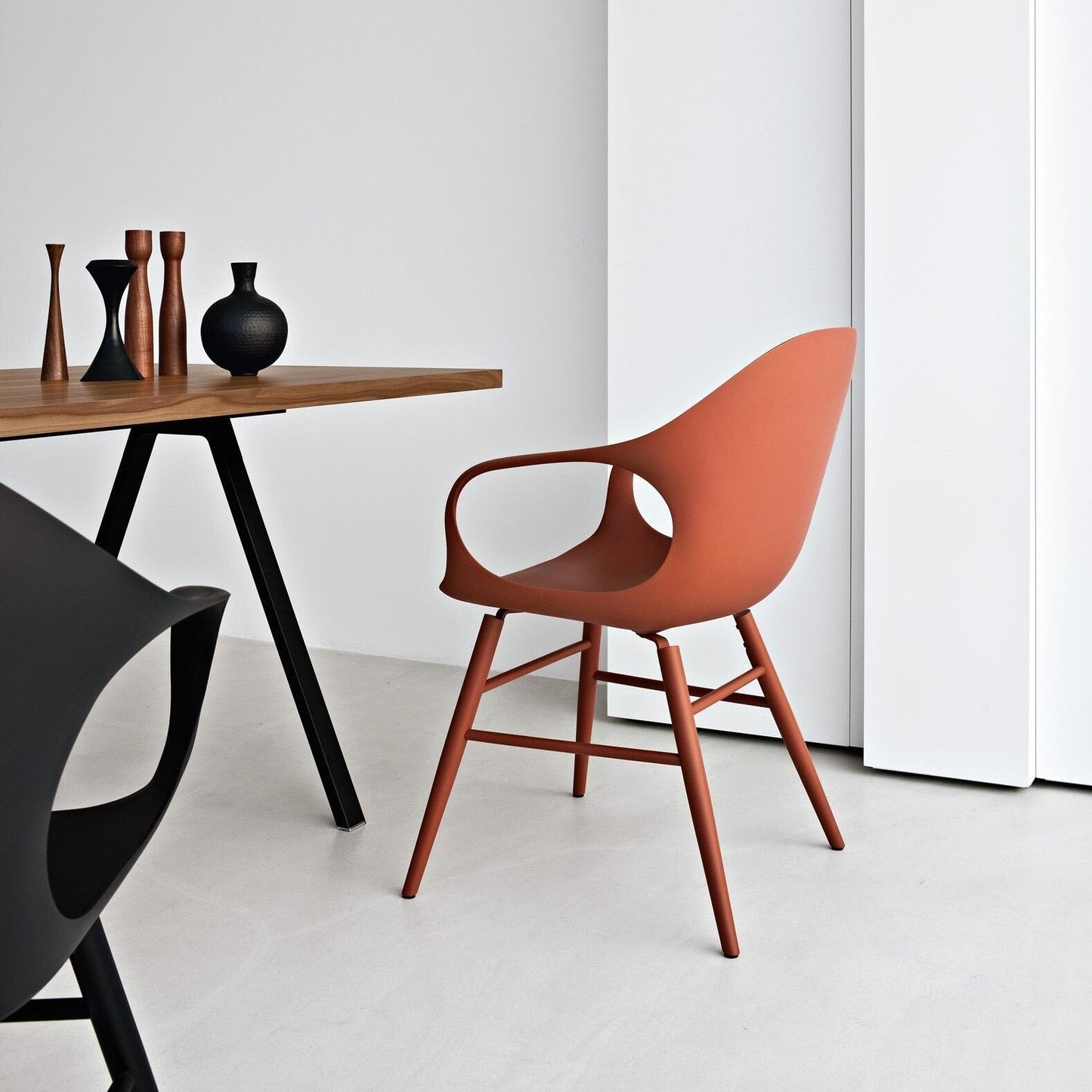 Elephant Armlehnstuhl mit Holzgestell Schwarz