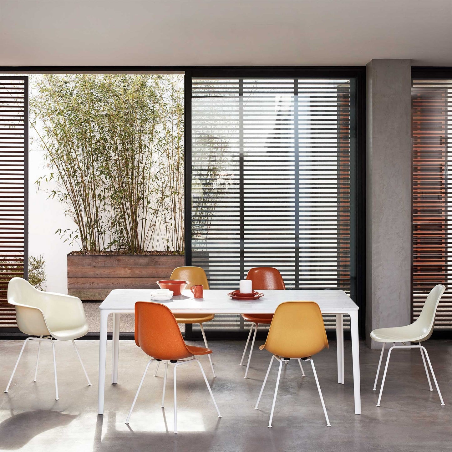 Eames Fiberglass Armchair DAX Gestell weiß Weiß