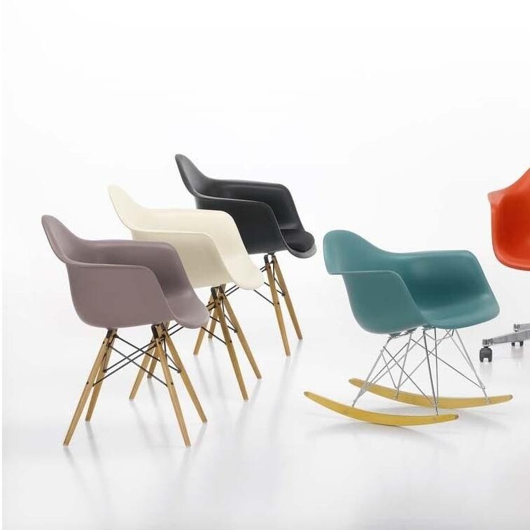 Eames Plastic Armchair DAW RE Ahorn gelblich Schwarz