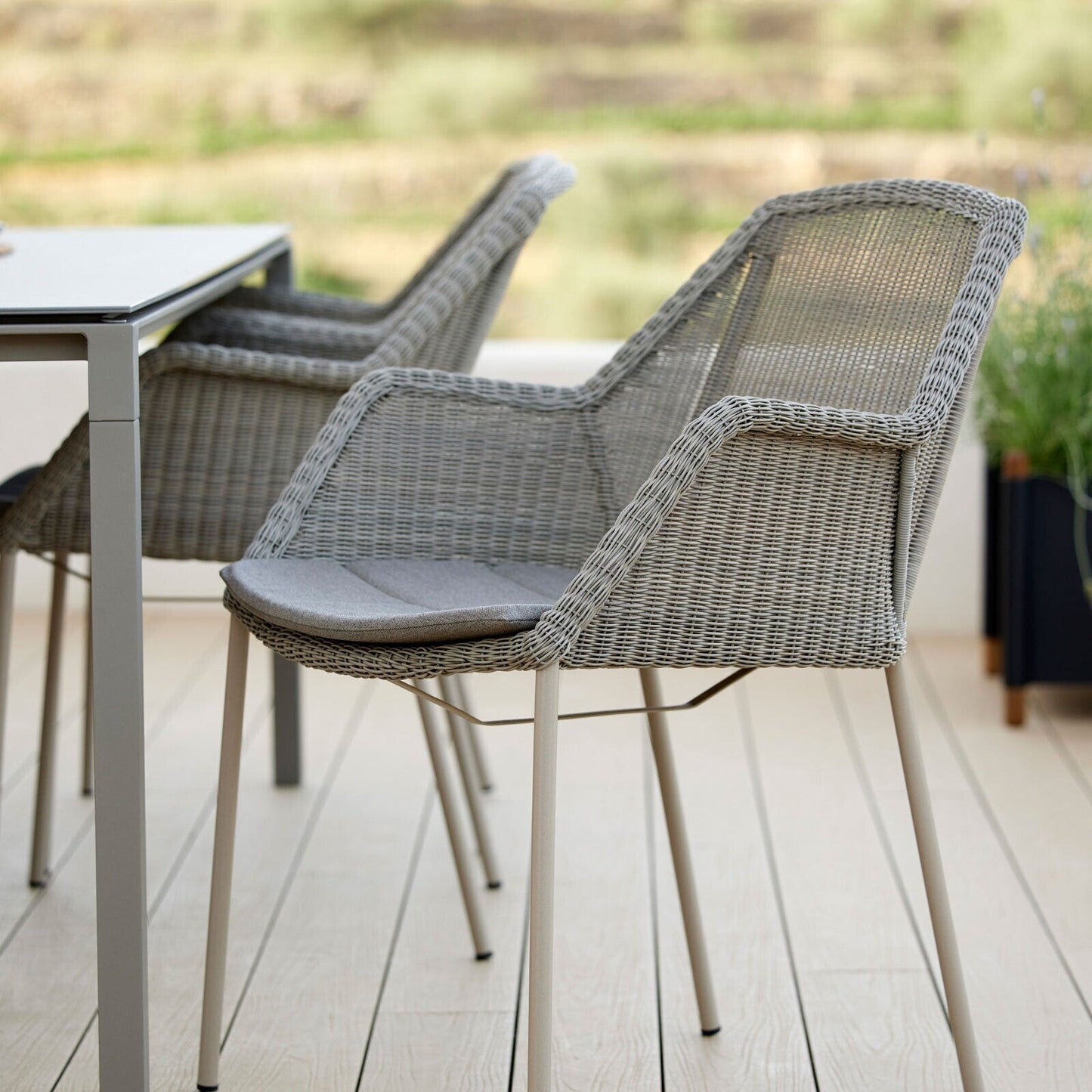 Breeze Gartenarmlehnstuhl Hellgrau