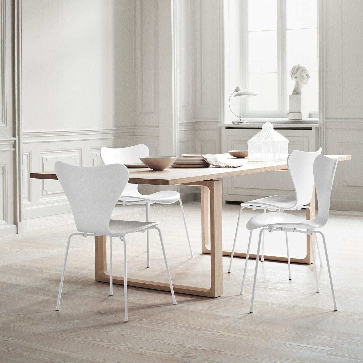 Serie 7™ Stuhl gefärbte Esche Monochrom Weiß