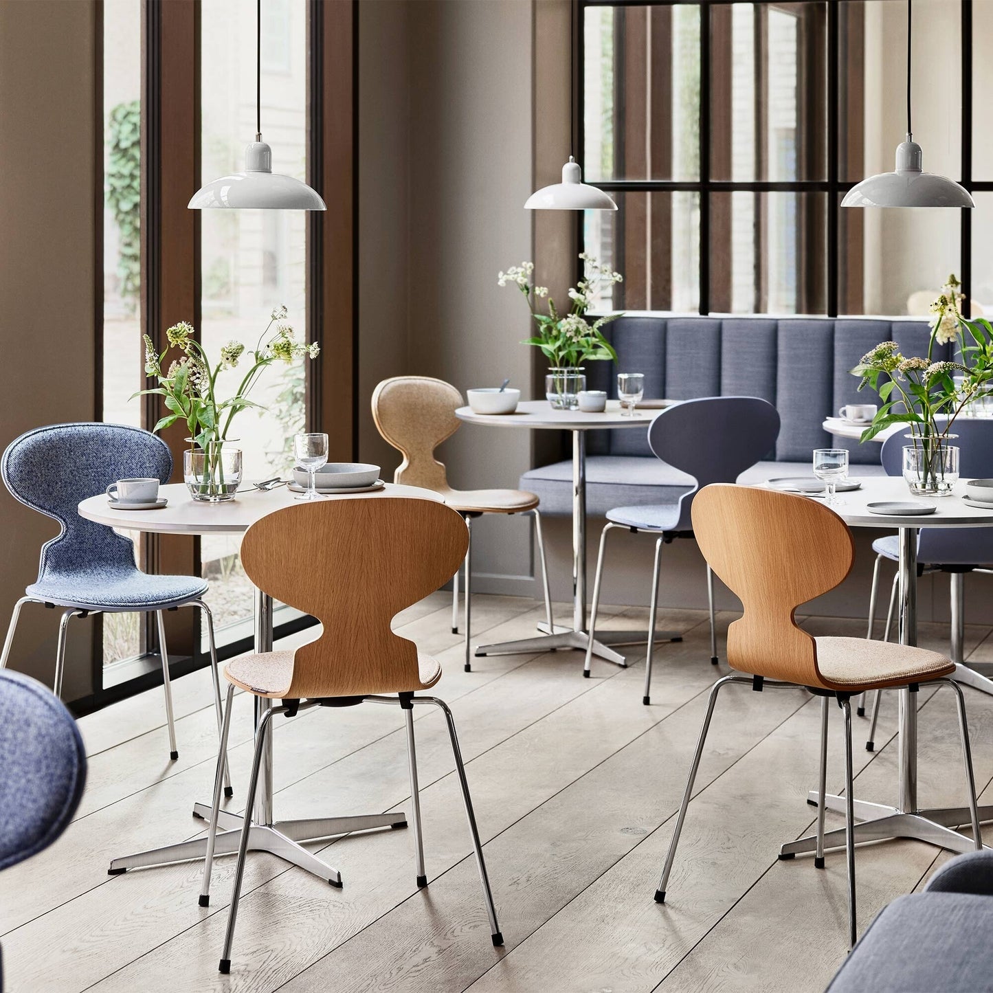 Die Ameise™ Stuhl Vorne gepolstert Gestell verchromt Weiß