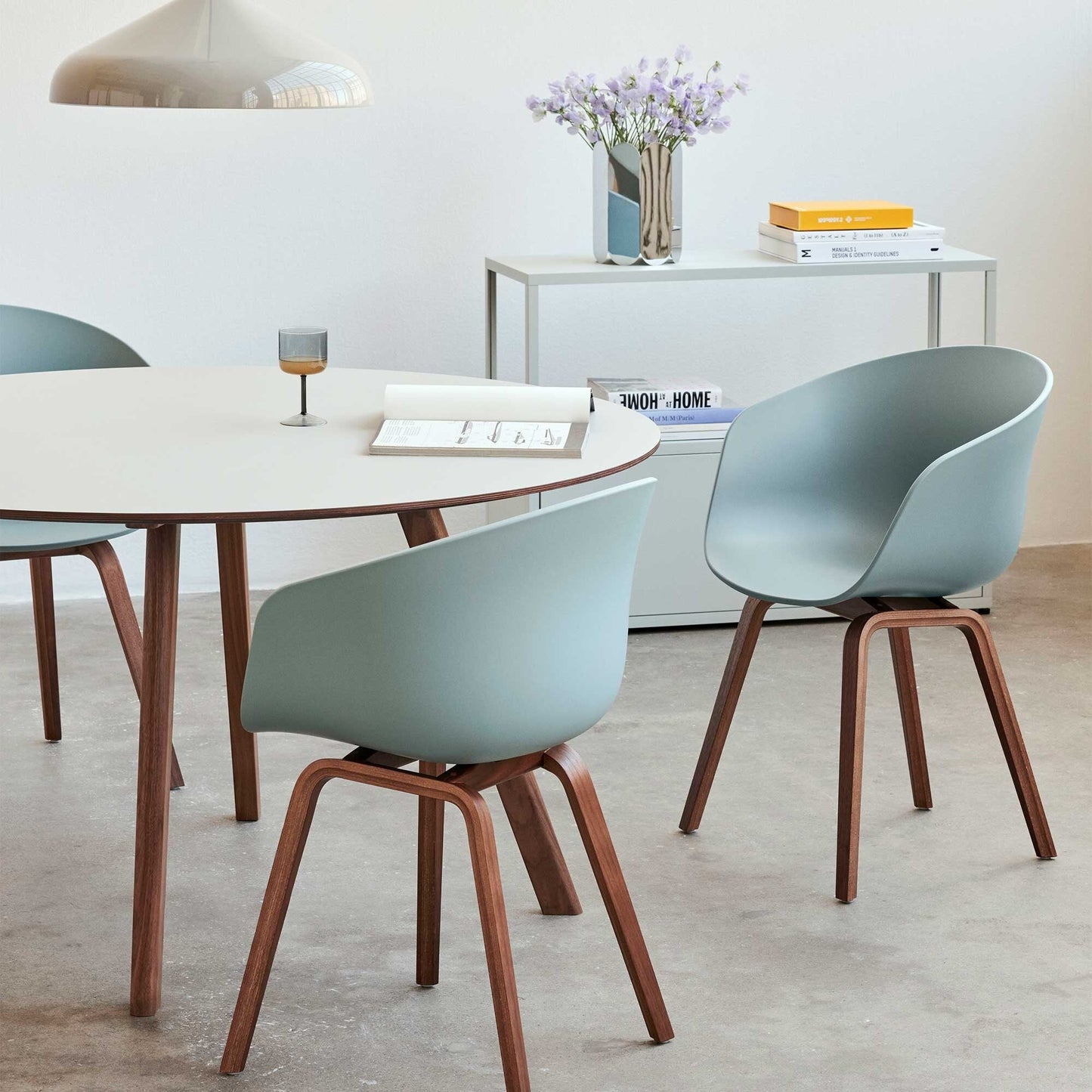 About a Chair AAC 22 2.0 Armlehnstuhl Nussbaum
