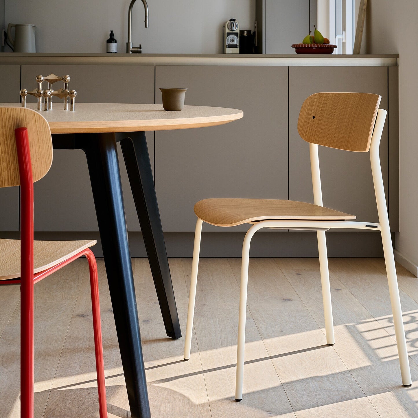 S 243 Stuhl Gestell perlweiß Schwarz