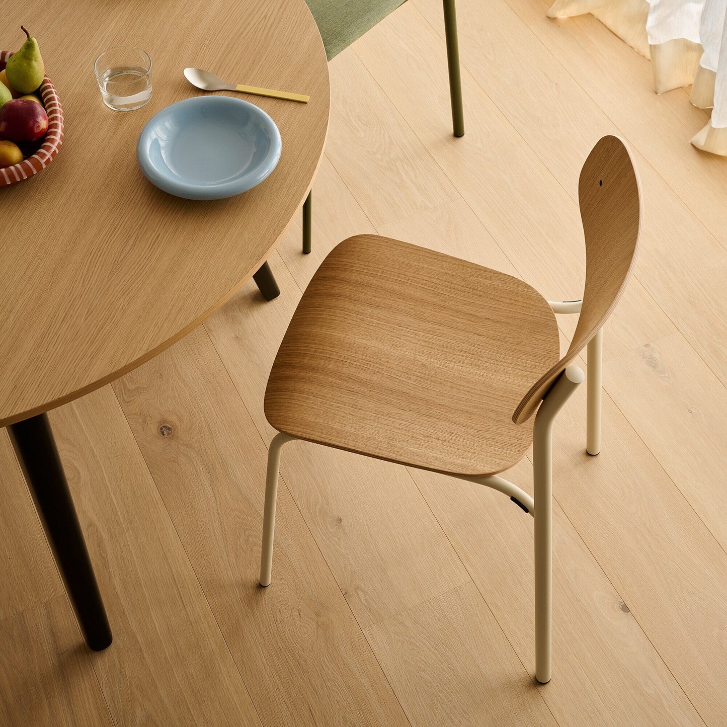 S 243 Stuhl Gestell perlweiß Schwarz