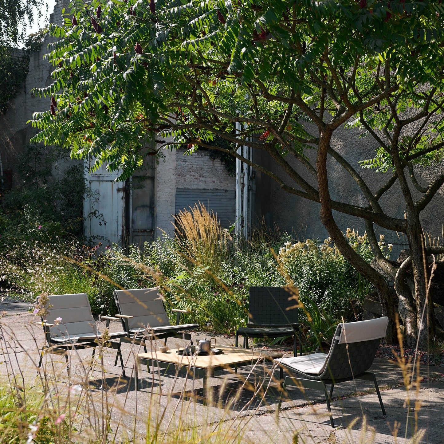 Ville AV45 Outdoor Lounge Chair mit Armlehnen
