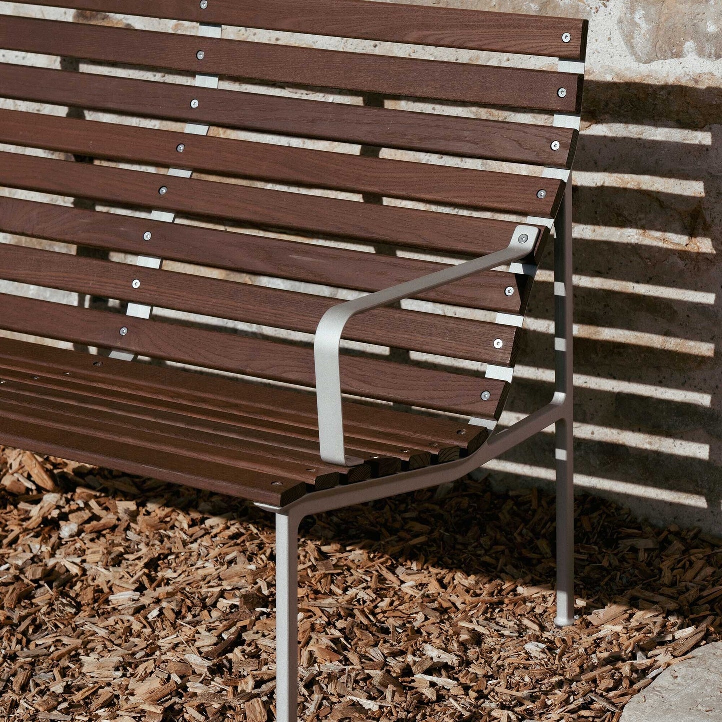 Traverse Lounge Gartenbank mit Armlehnen Hellgrau