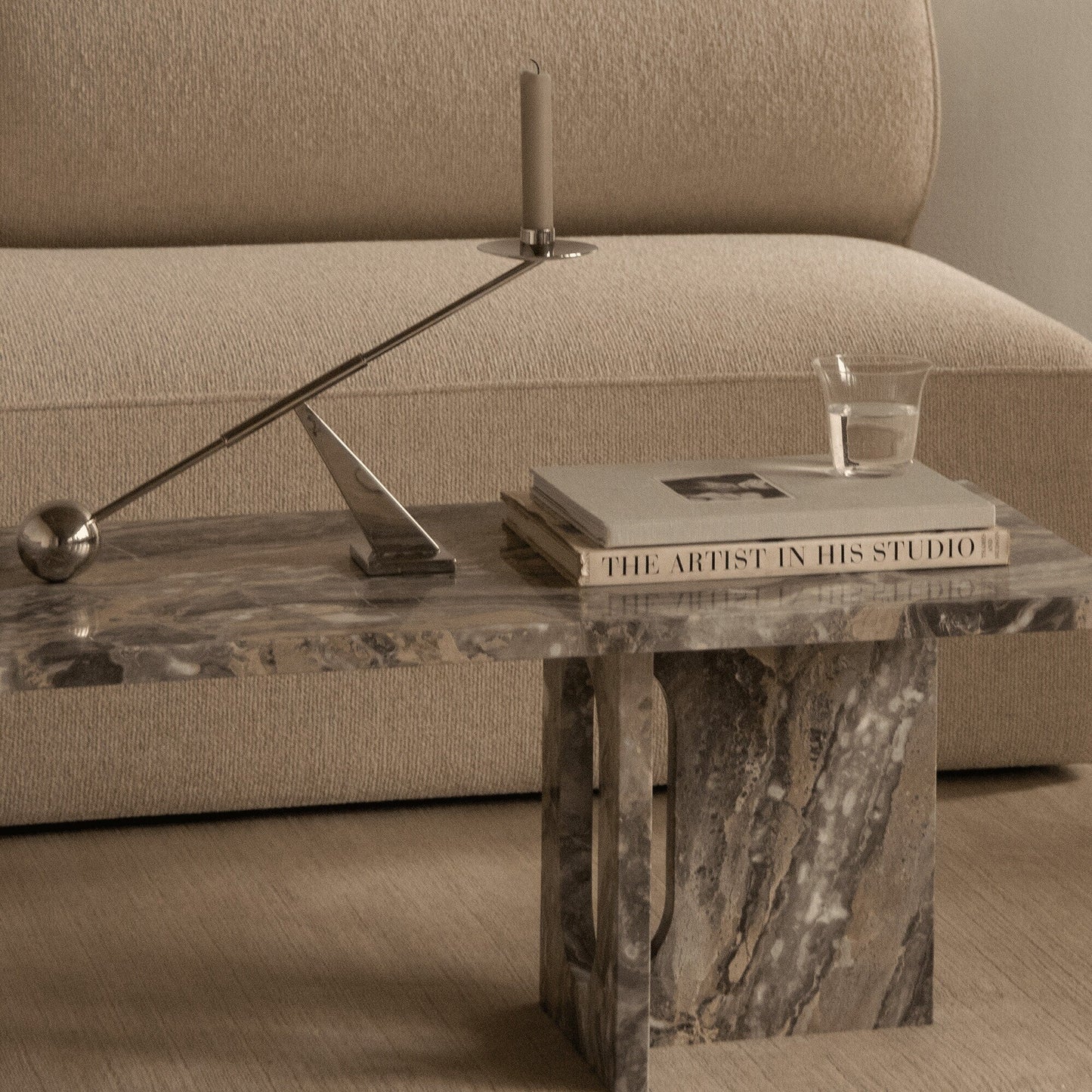 Androgyne Couchtisch Gestell Marmor 120x45cm