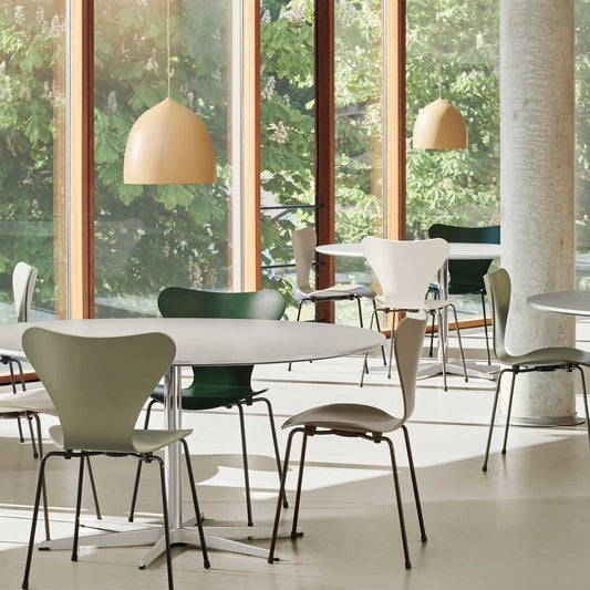Serie 7™ Stuhl gefärbte Esche Braun Bronze Olivgrün