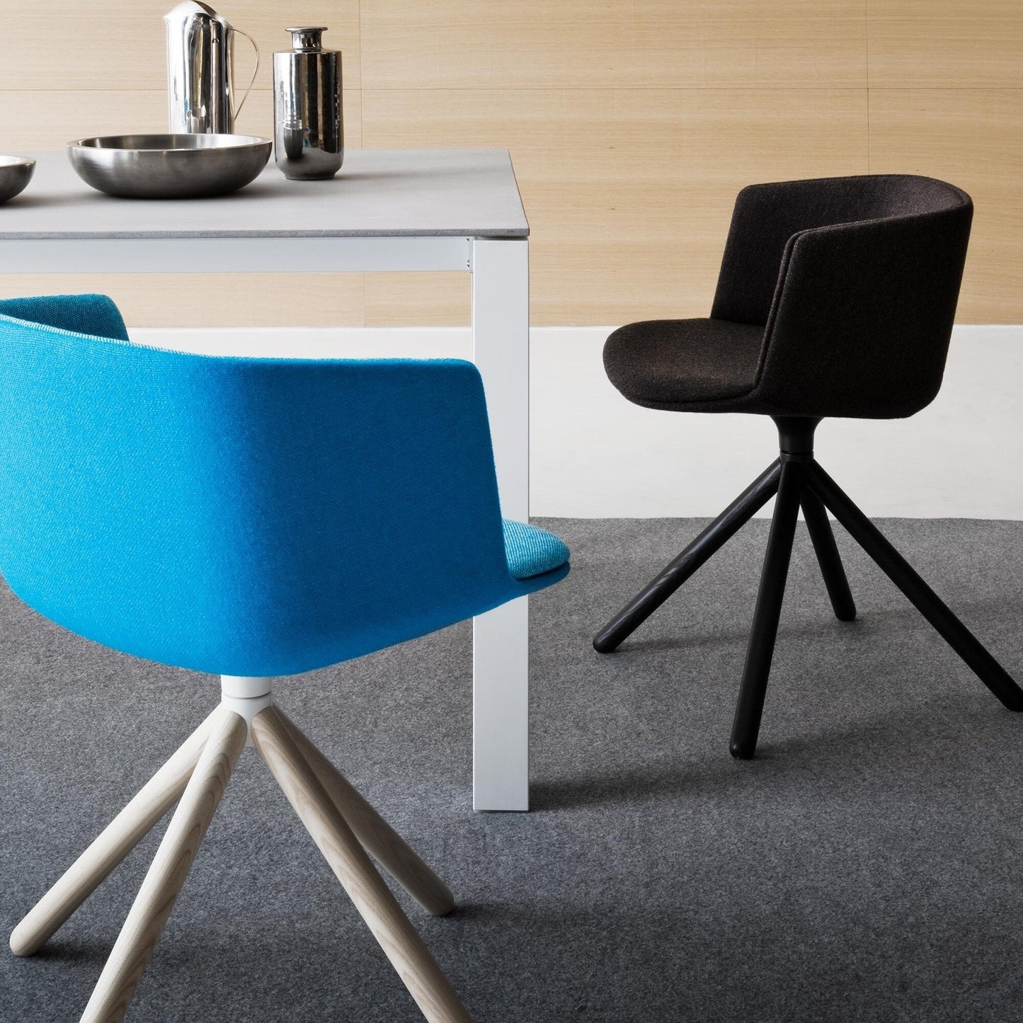 Cut S148 Armlehnstuhl Gestell schwarz gepolstert Schwarz