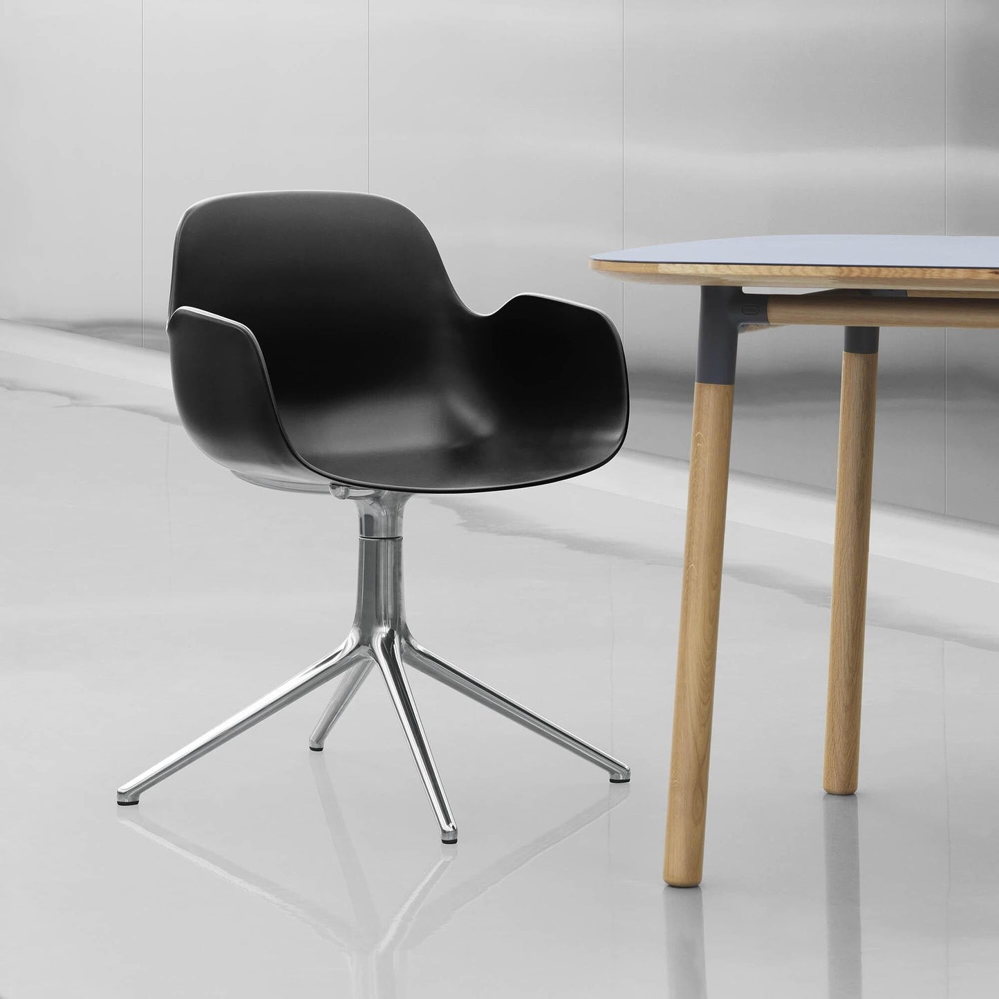 Form Drehstuhl mit Armlehnen 4L Alu Weiß