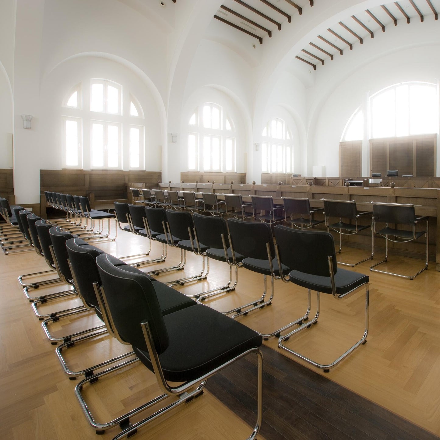 S 32 PV Pure Materials Freischwinger Stuhl Leder Schwarz