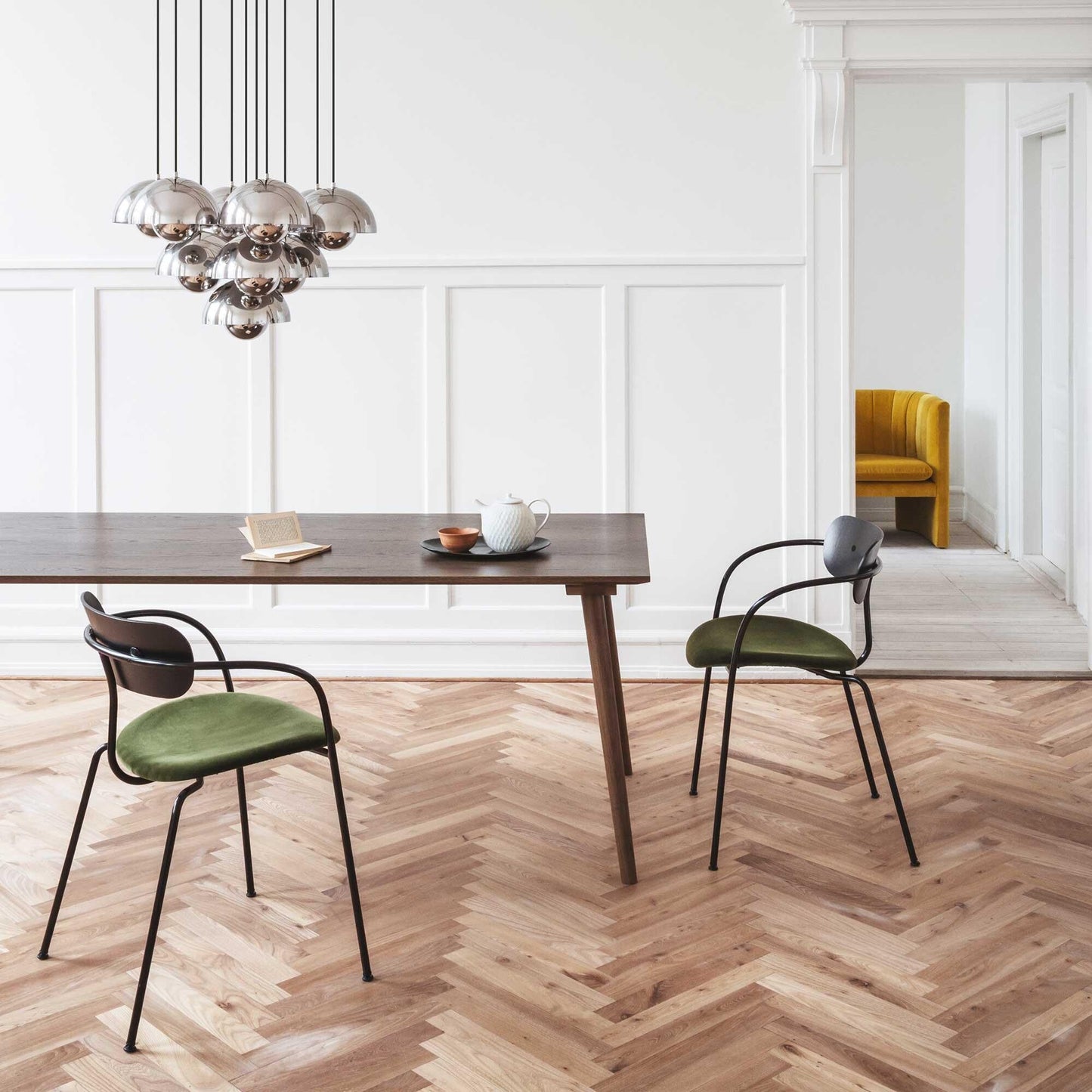 Pavilion AV4 Armlehnstuhl Schwarz