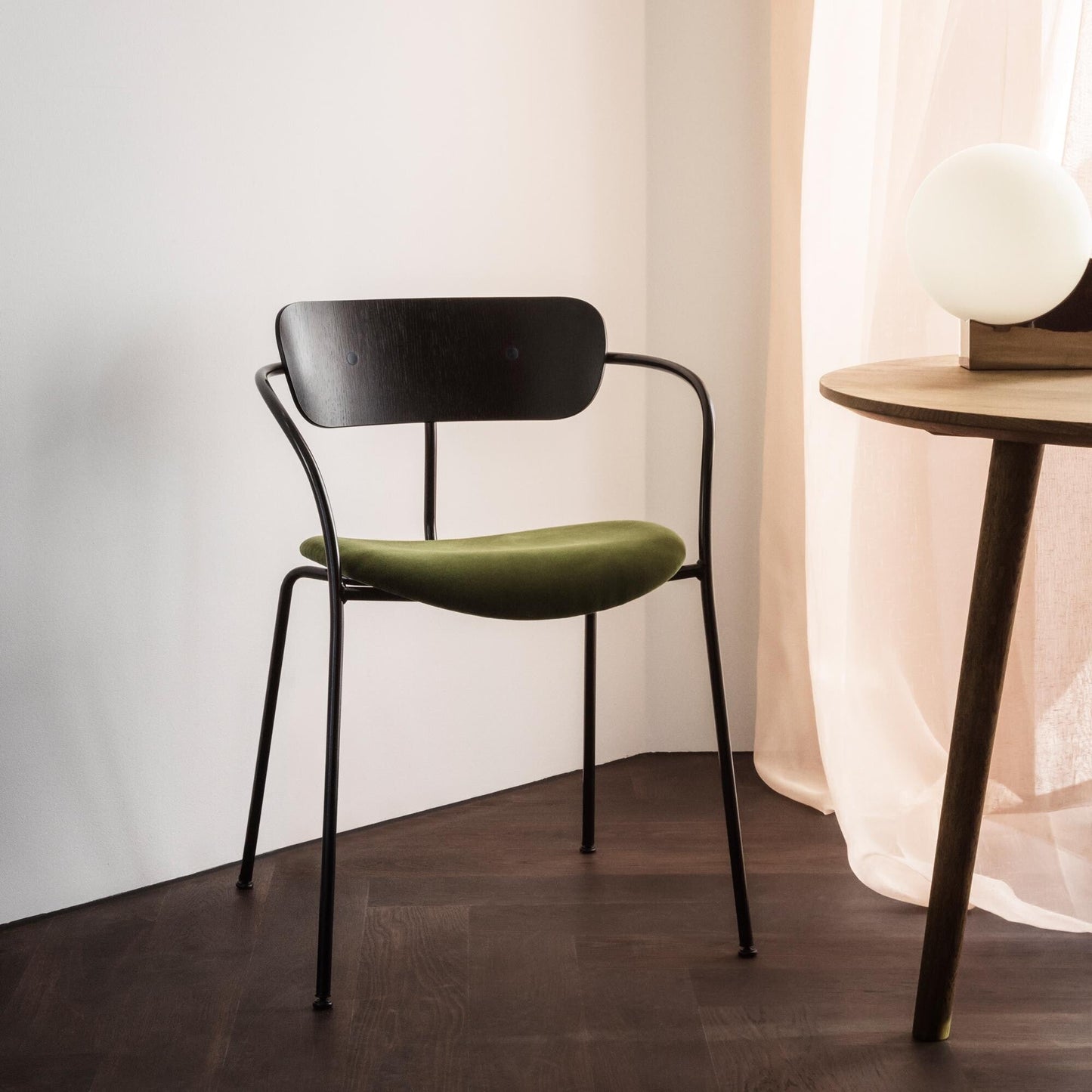 Pavilion AV4 Armlehnstuhl Schwarz