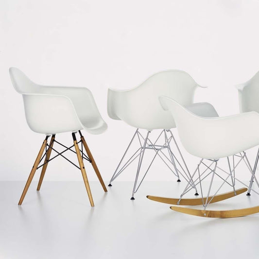 Aktionsset Eames Plastic Armchair DAW + Lammfell gratis Schwarz