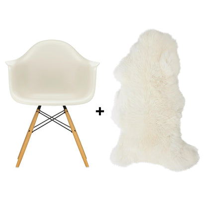 Aktionsset Eames Plastic Armchair DAW RE + Lammfell gratis Schwarz
