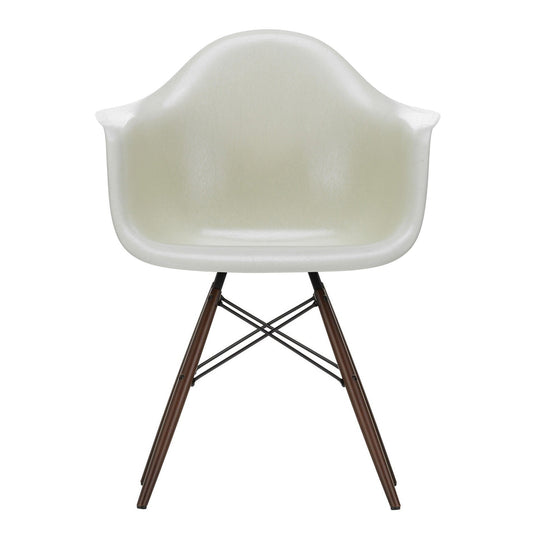 Eames Fiberglass Armchair DAW Ahorn dunkel Schwarz