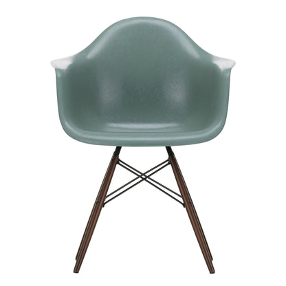 Eames Fiberglass Armchair DAW Ahorn dunkel Schwarz