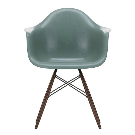 Eames Fiberglass Armchair DAW Ahorn dunkel Schwarz