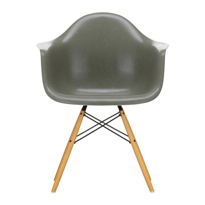 Eames Fiberglass Armchair DAW Ahorn gelblich Schwarz