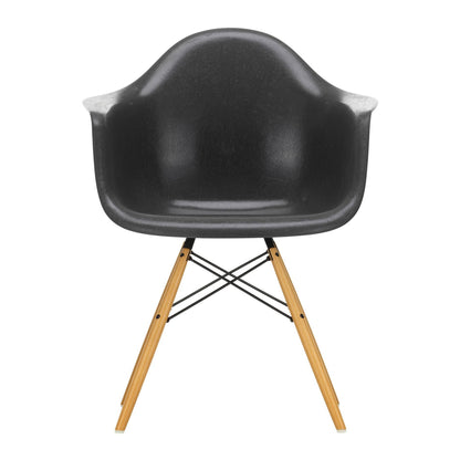 Eames Fiberglass Armchair DAW Ahorn gelblich Schwarz