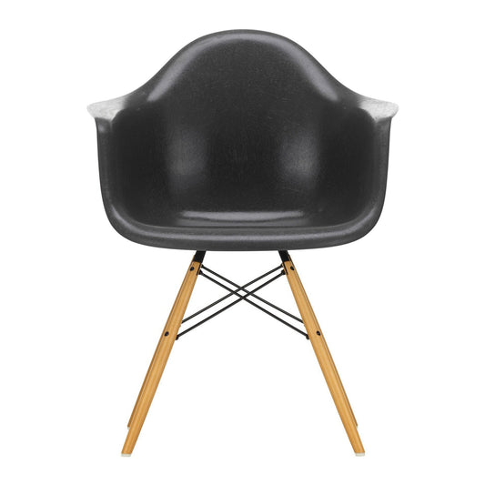 Eames Fiberglass Armchair DAW Ahorn gelblich Schwarz