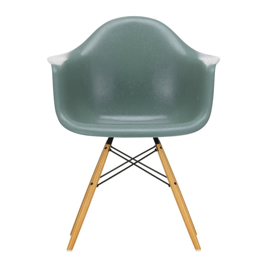 Eames Fiberglass Armchair DAW Ahorn gelblich Schwarz