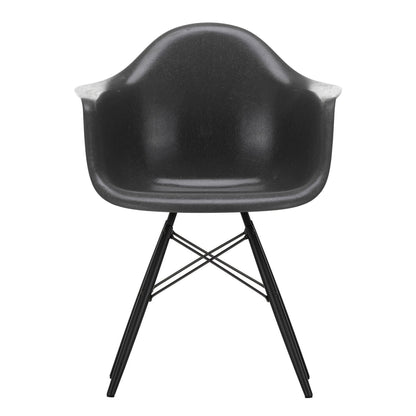 Eames Fiberglass Armchair DAW Ahorn schwarz Schwarz