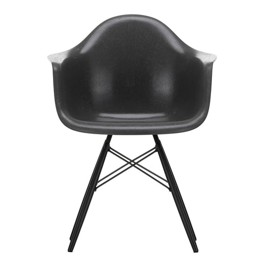 Eames Fiberglass Armchair DAW Ahorn schwarz Schwarz