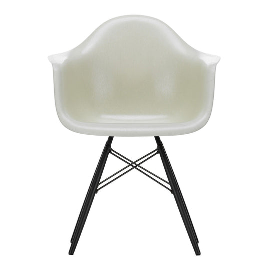 Eames Fiberglass Armchair DAW Ahorn schwarz Schwarz