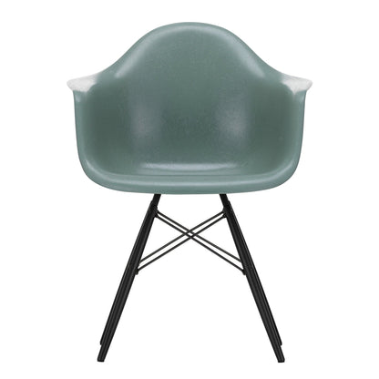 Eames Fiberglass Armchair DAW Ahorn schwarz Schwarz