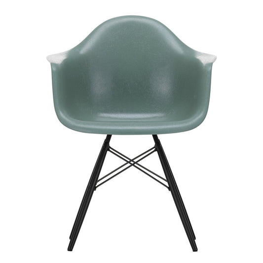 Eames Fiberglass Armchair DAW Ahorn schwarz Schwarz