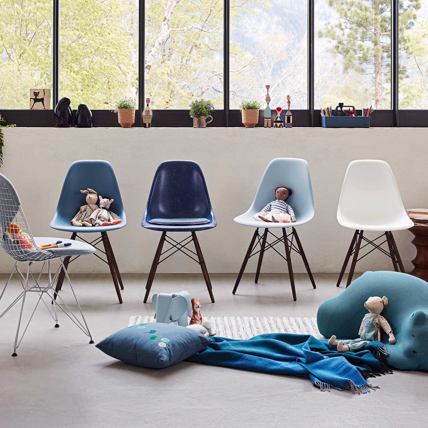 Eames Fiberglass Side Chair DSW Ahorn dunkel Schwarz