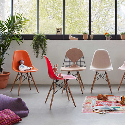 Eames Fiberglass Side Chair DSW Gestell Esche Schwarz