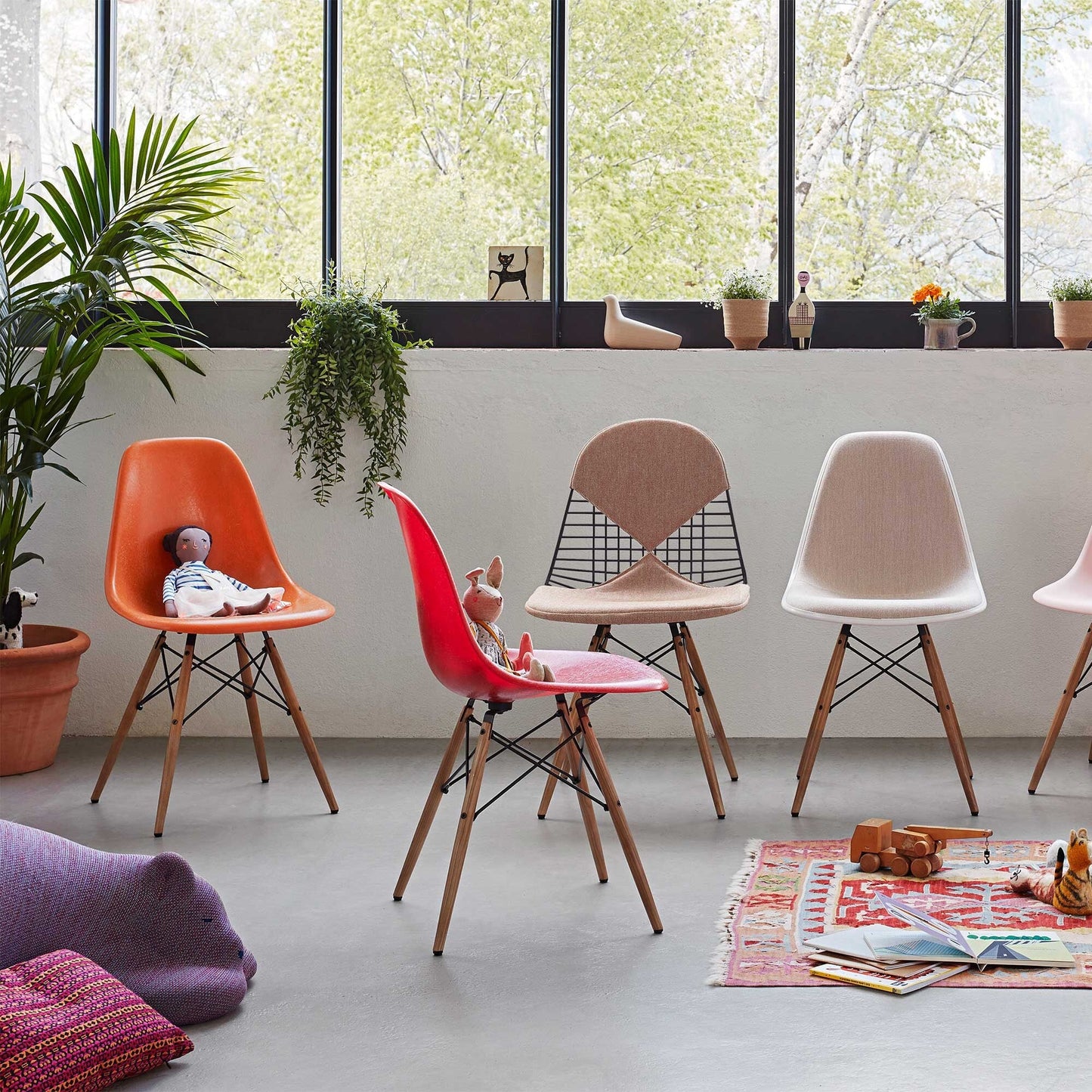 Eames Fiberglass Side Chair DSW Gestell Esche Schwarz