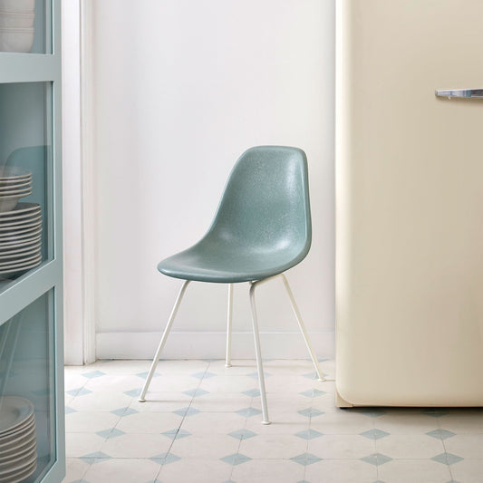 Eames Fiberglass Side Chair DSX Gestell weiß Weiß
