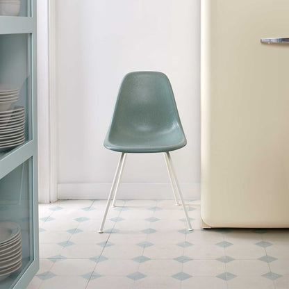 Eames Fiberglass Side Chair DSX Gestell weiß Weiß