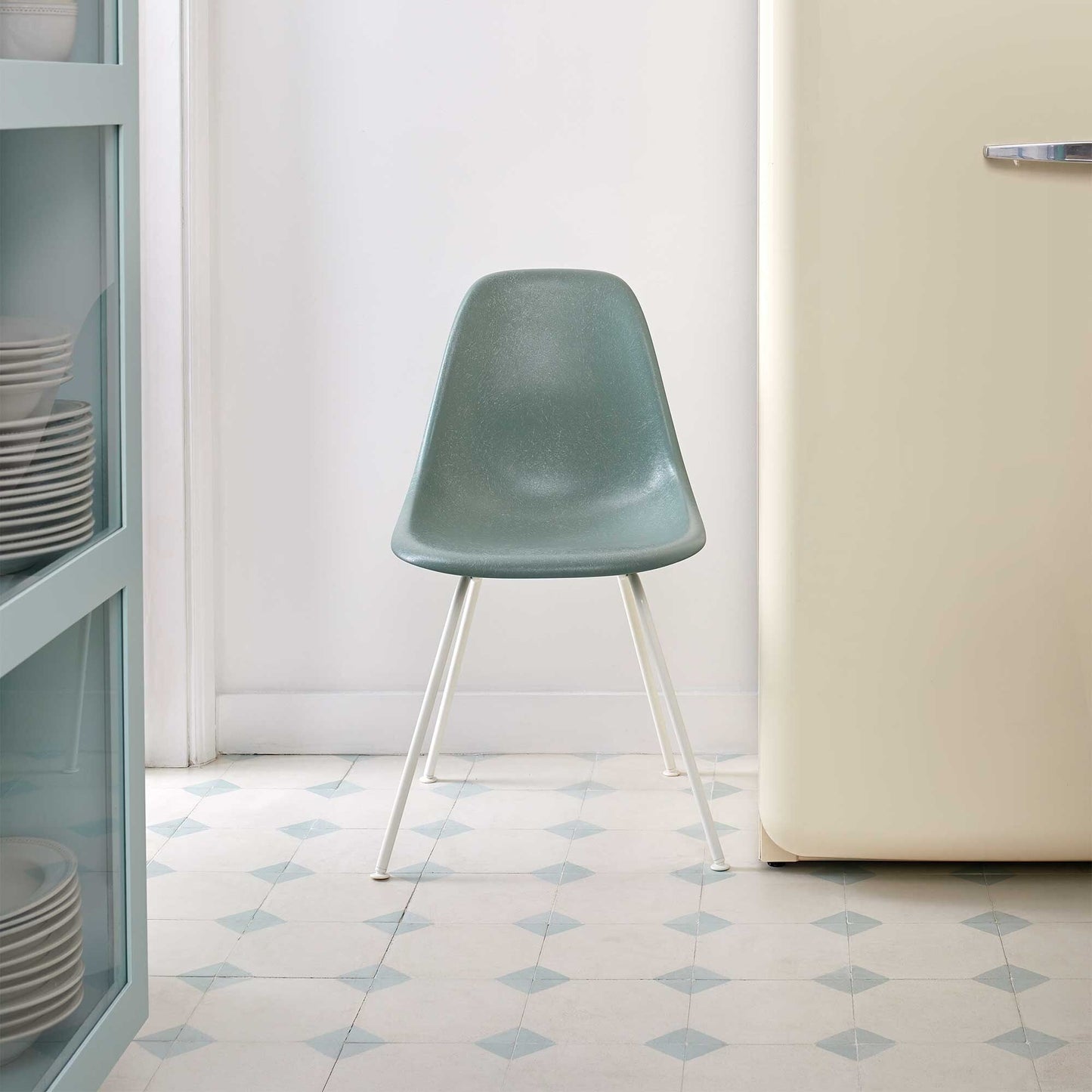 Eames Fiberglass Side Chair DSX Gestell weiß Weiß