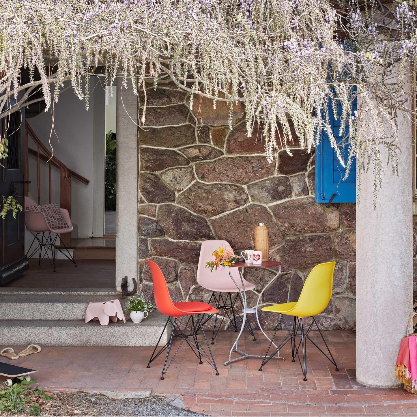 Eames Plastic Armchair DAR RE Gestell schwarz Schwarz