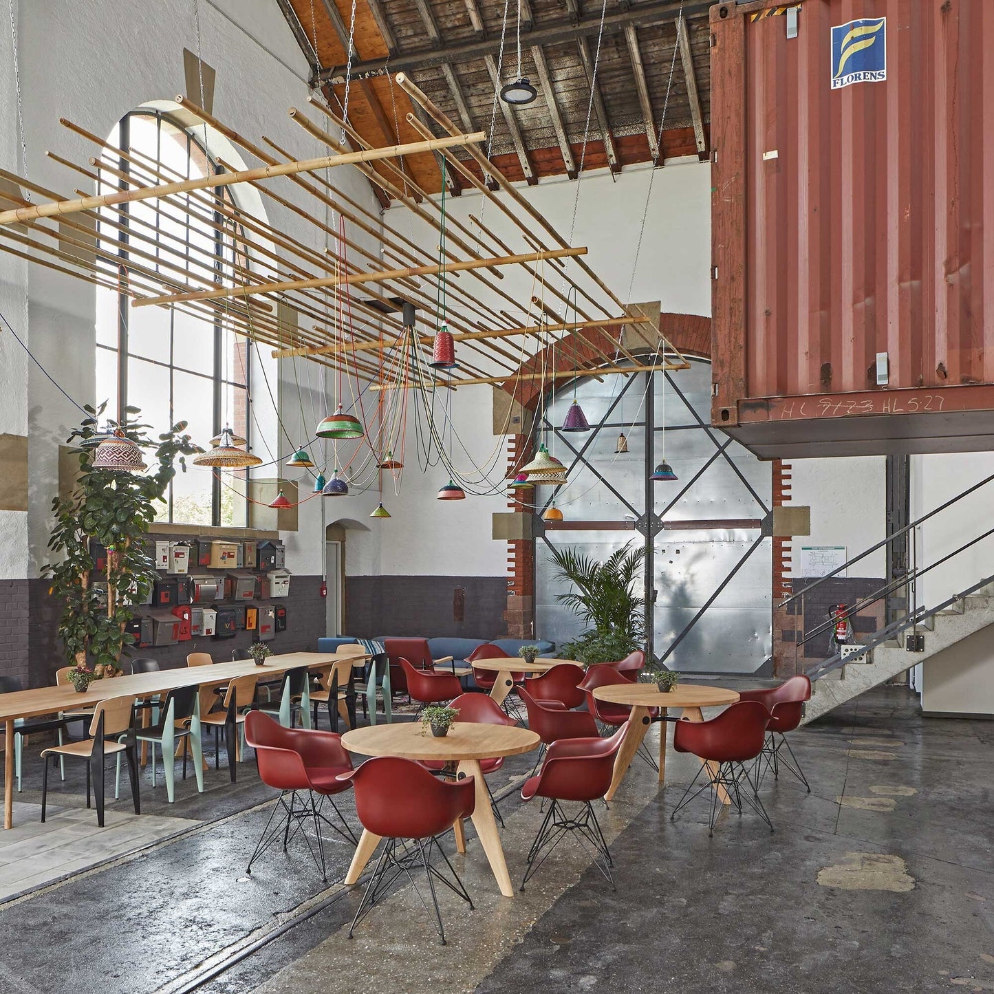 Eames Plastic Armchair DAR RE Gestell schwarz Schwarz