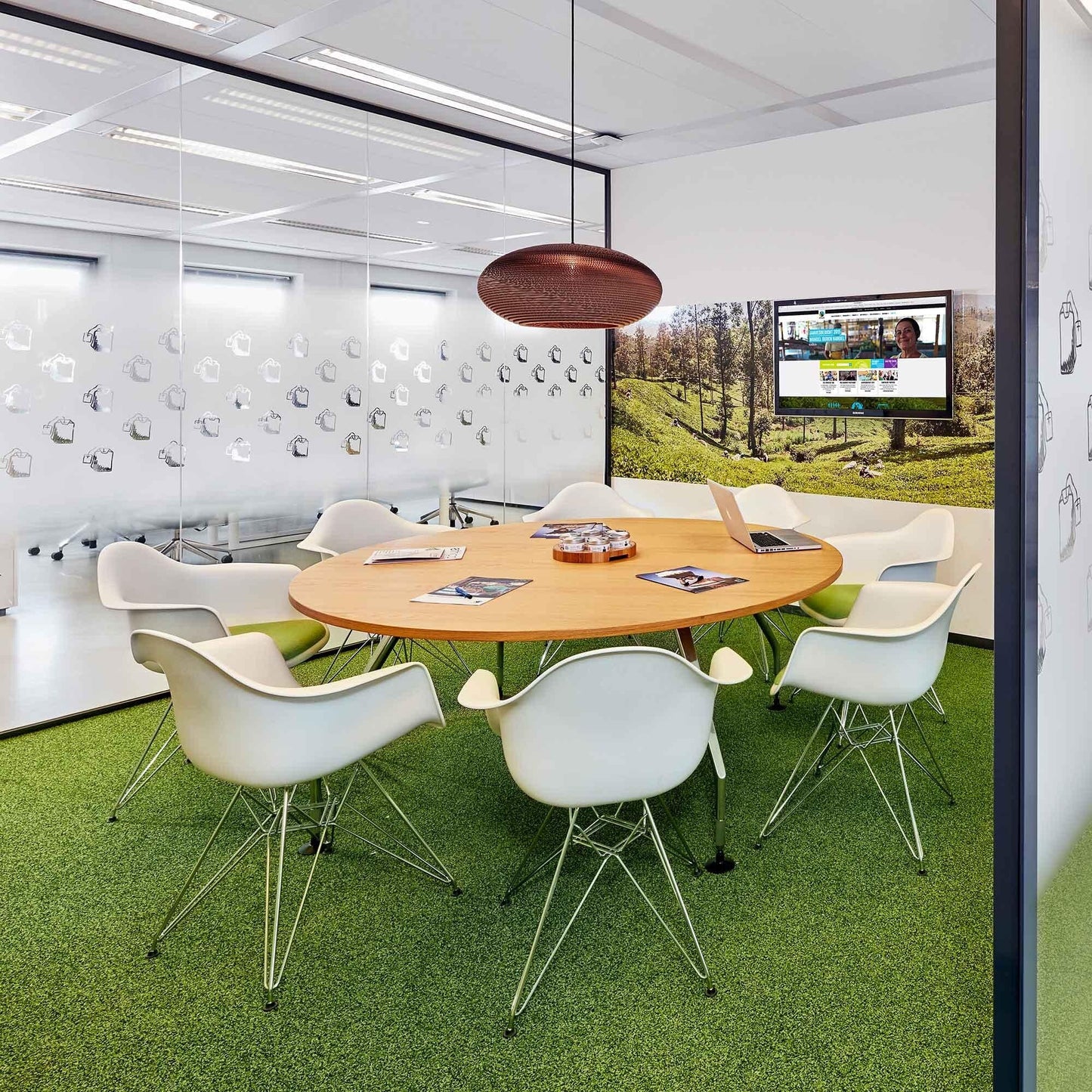 Eames Plastic Armchair DAR RE Gestell verchromt Schwarz