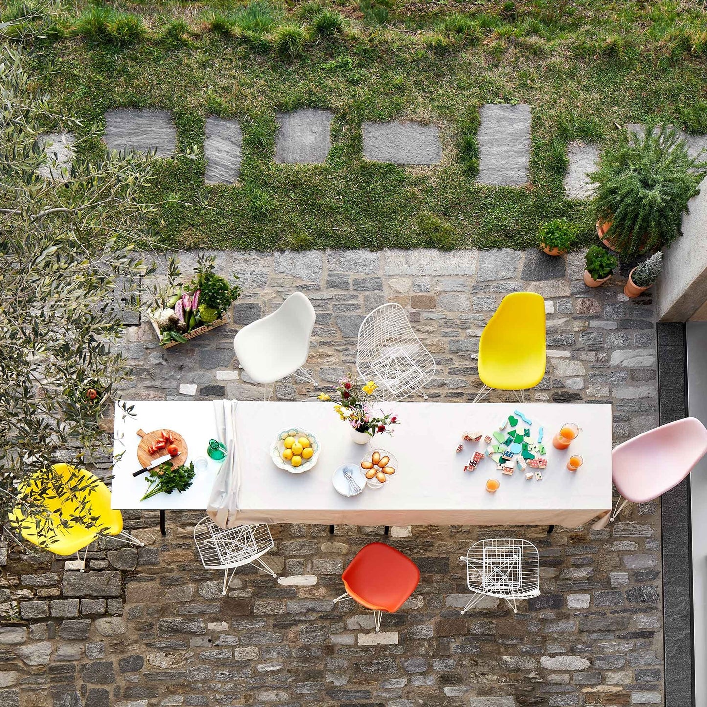 Eames Plastic Armchair DAR Gestell weiß Weiß