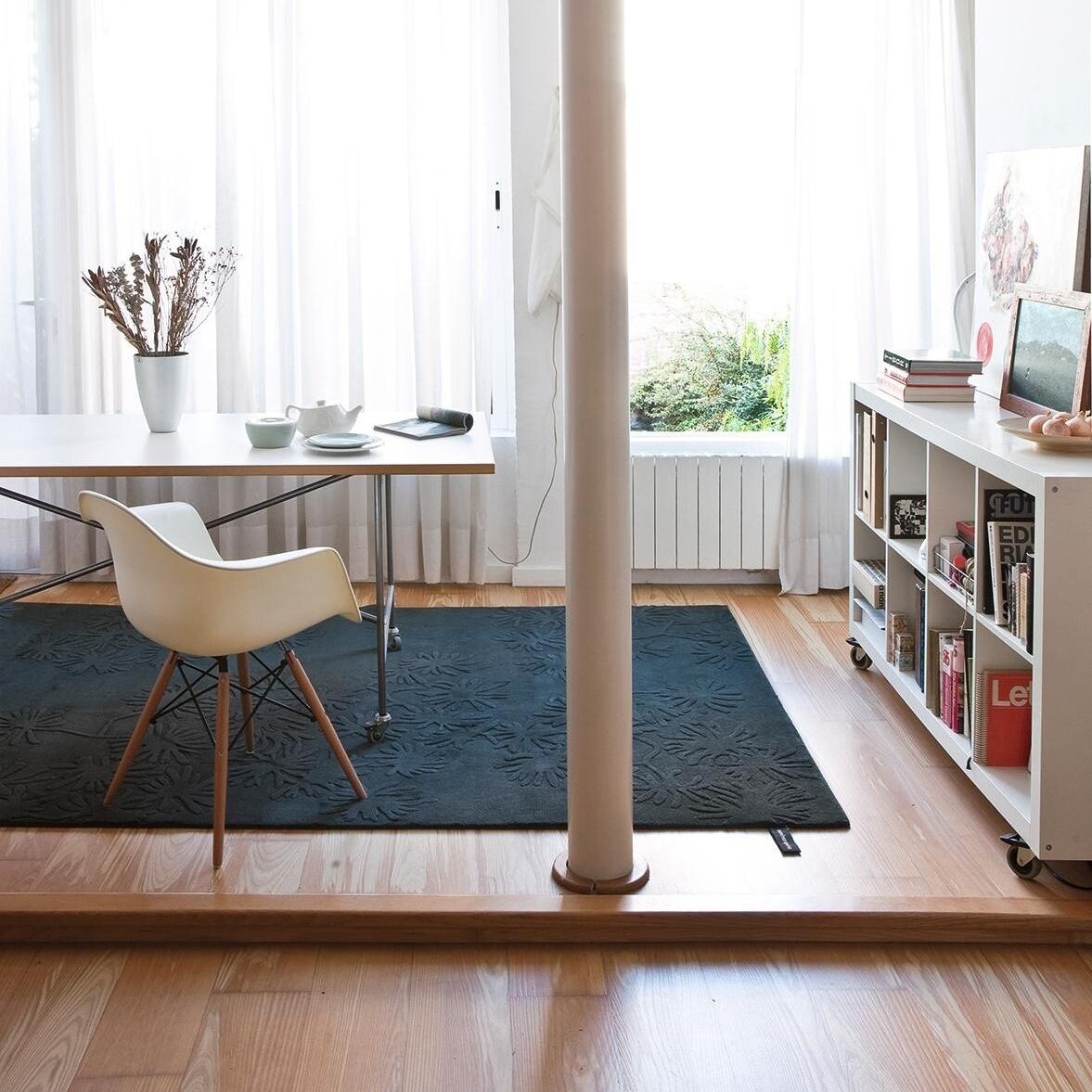 Eames Plastic Armchair DAW Ahorn gelblich Schwarz