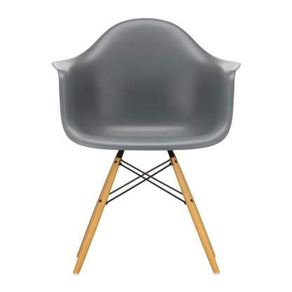 Eames Plastic Armchair DAW RE Ahorn gelblich Schwarz